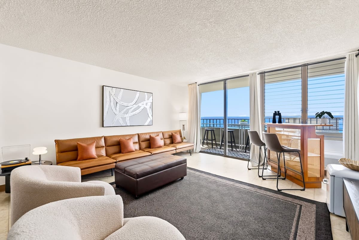 Condo in Honolulu · ★5.0 · 2 bedrooms · 5 beds · 2 private baths - Photo 3