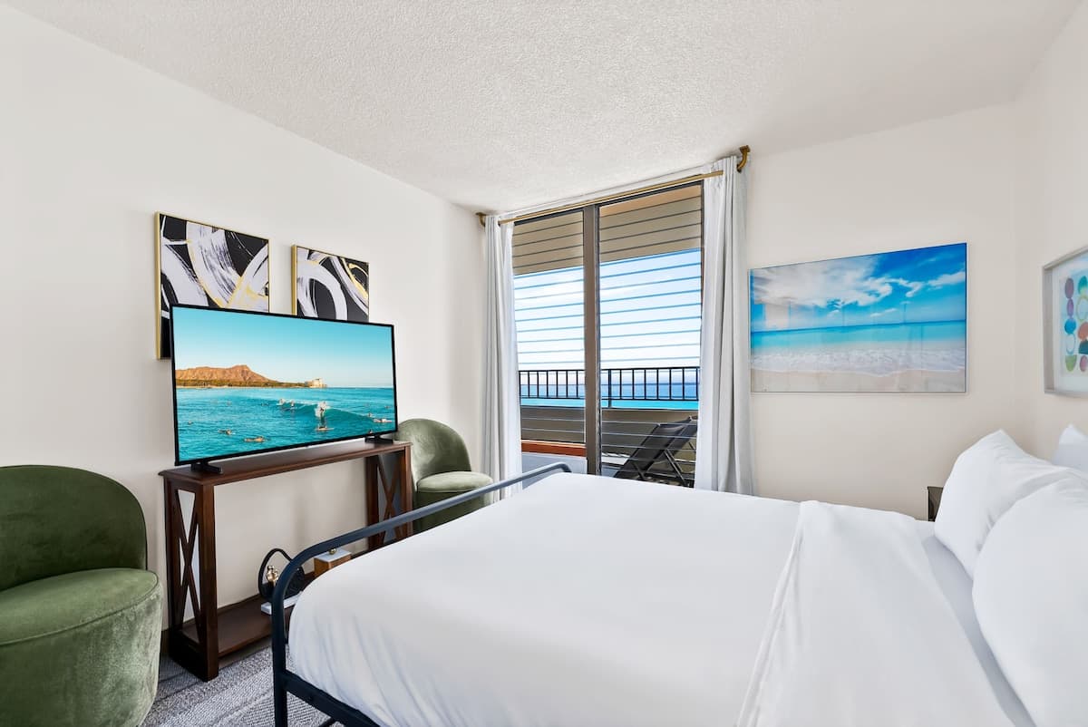 Condo in Honolulu · ★5.0 · 2 bedrooms · 5 beds · 2 private baths - Photo 1