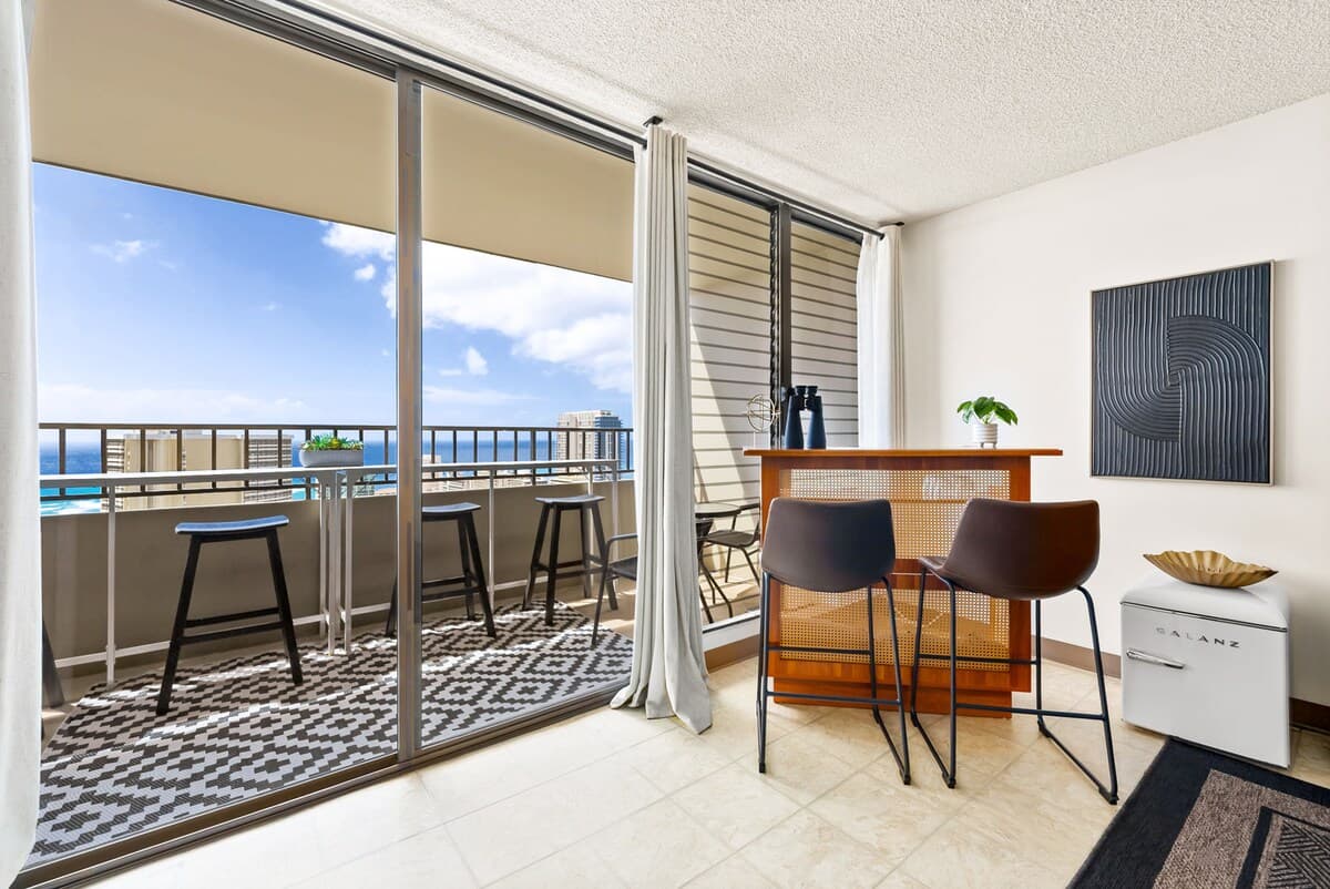 Condo in Honolulu · ★5.0 · 2 bedrooms · 5 beds · 2 private baths - Photo 5