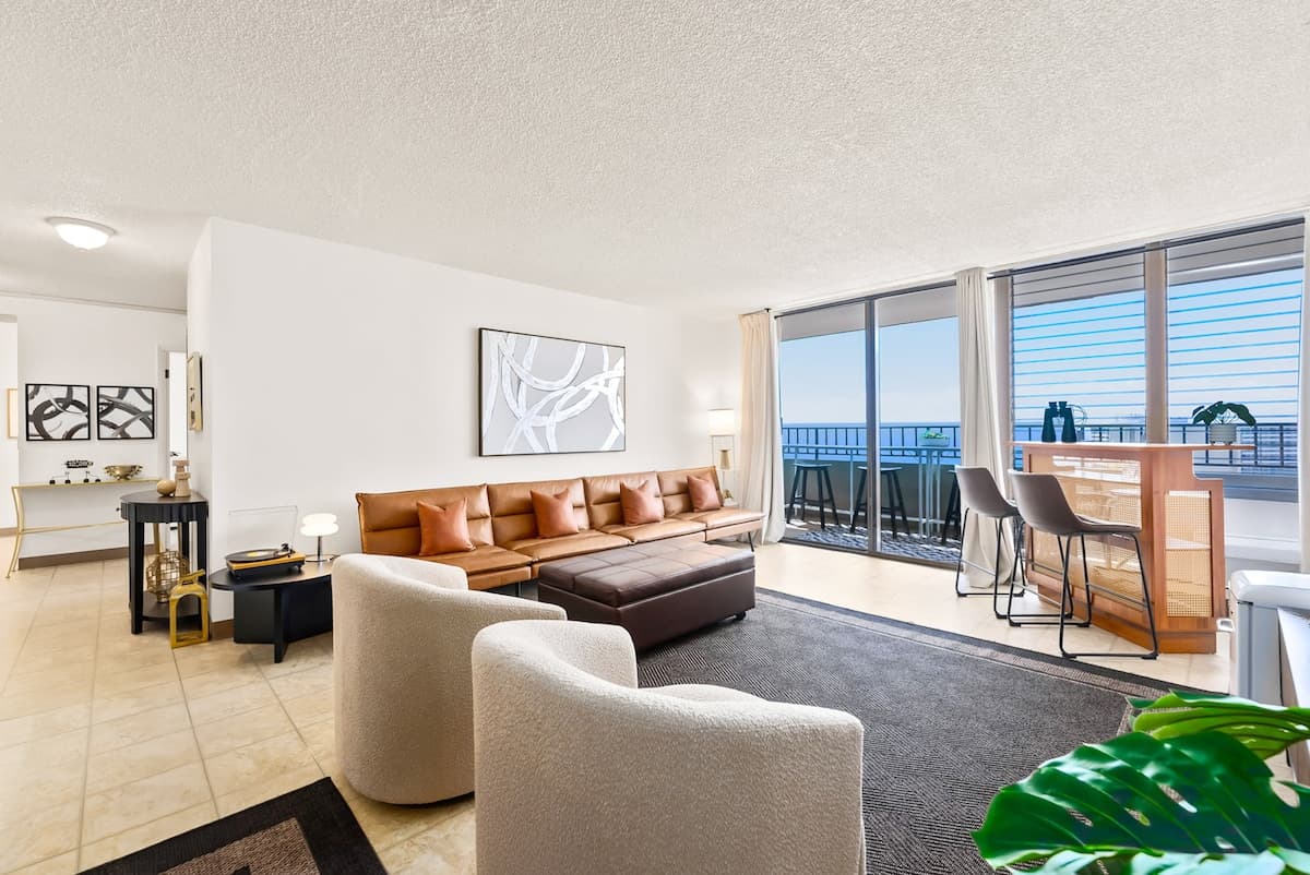 Condo in Honolulu · ★5.0 · 2 bedrooms · 5 beds · 2 private baths - Photo 4