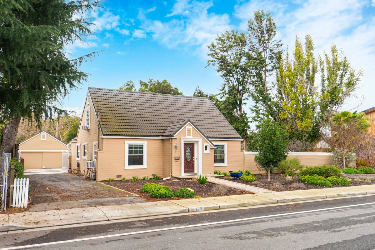 Newly Renovated 5BR + Private Studio, 2085sqft - Photo 1