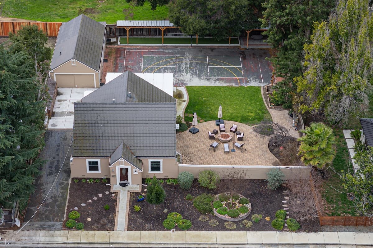 Newly Renovated 5BR + Private Studio, 2085sqft - Photo 4