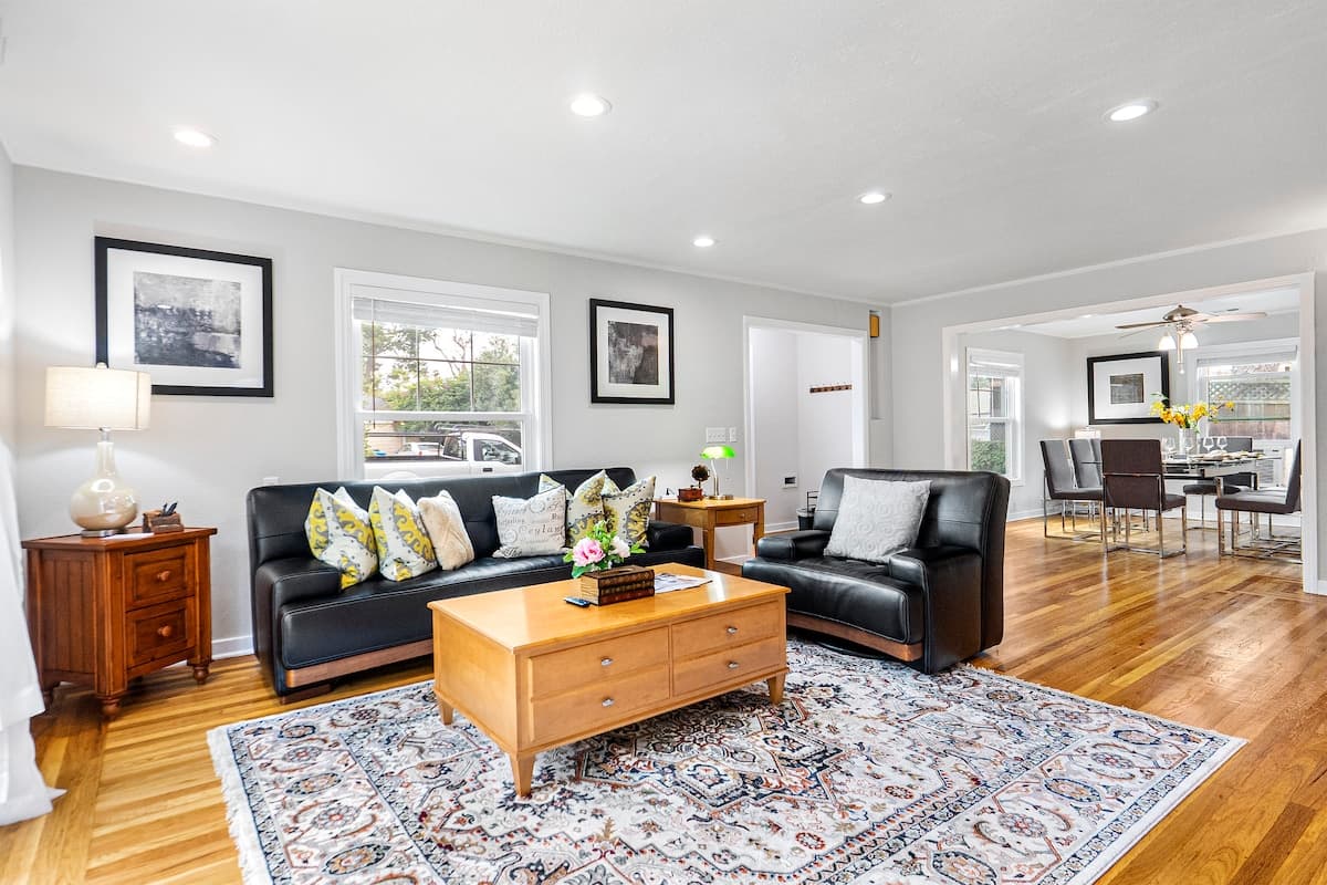 Newly Renovated 5BR + Private Studio, 2085sqft - Photo 2