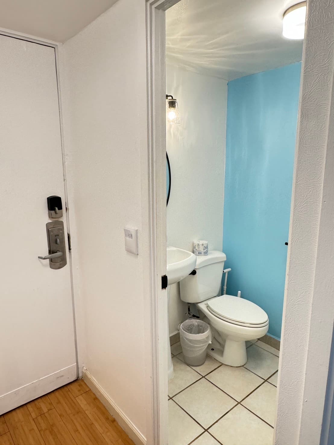 Condo in Honolulu · ★4.54 · Studio · 1 bed · 1 shared bath - Photo 4