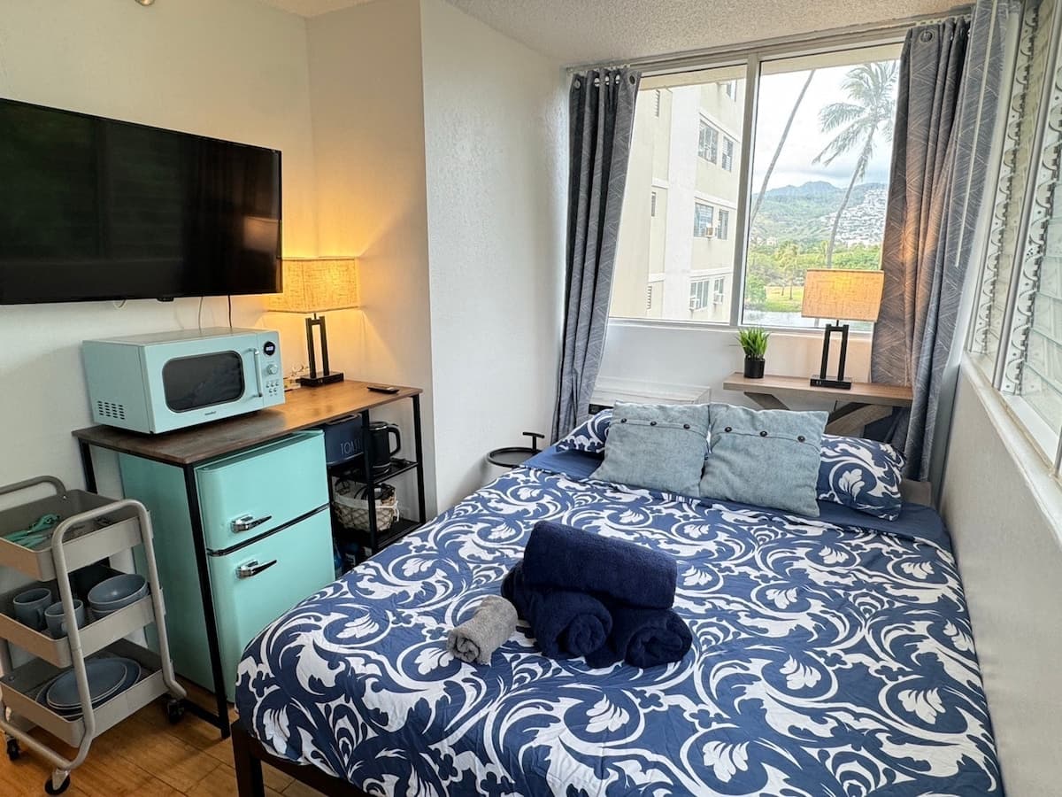 Condo in Honolulu · ★4.54 · Studio · 1 bed · 1 shared bath - Photo 1