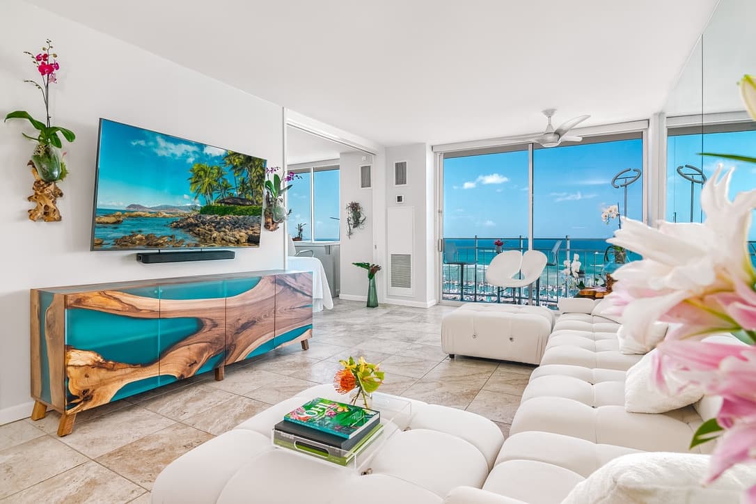 Luxury Oceanfront Penthouse - Waikiki Views - Photo 2