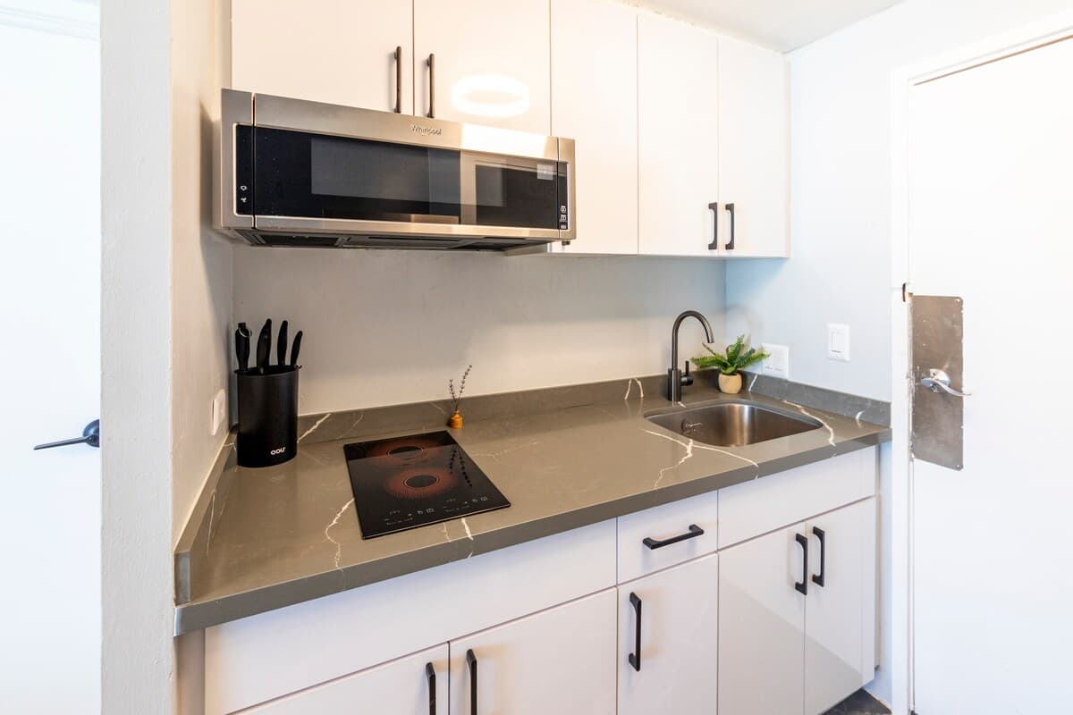 Condo in Honolulu · ★4.83 · 1 bedroom · 2 beds · 1 private bath - Photo 1