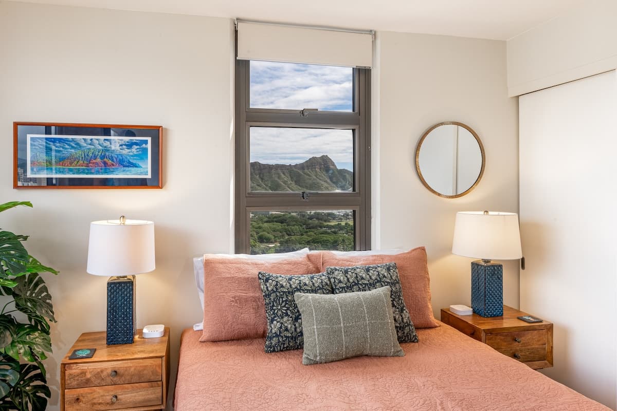 Condo in Honolulu · ★4.98 · 1 bedroom · 2 beds · 1 private bath - Photo 2