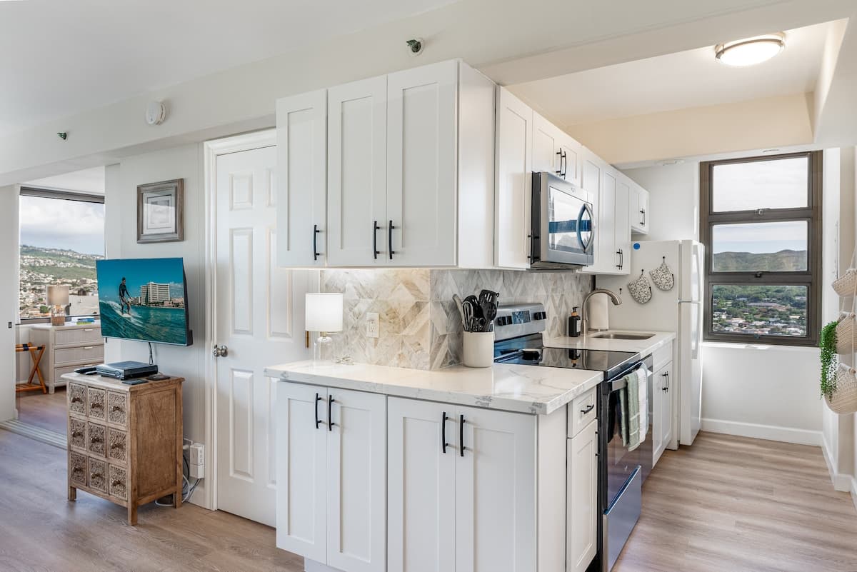 Condo in Honolulu · ★4.98 · 1 bedroom · 2 beds · 1 private bath - Photo 3