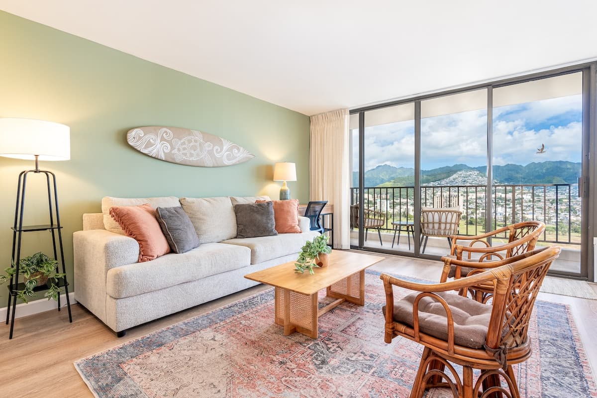 Condo in Honolulu · ★4.98 · 1 bedroom · 2 beds · 1 private bath - Photo 1