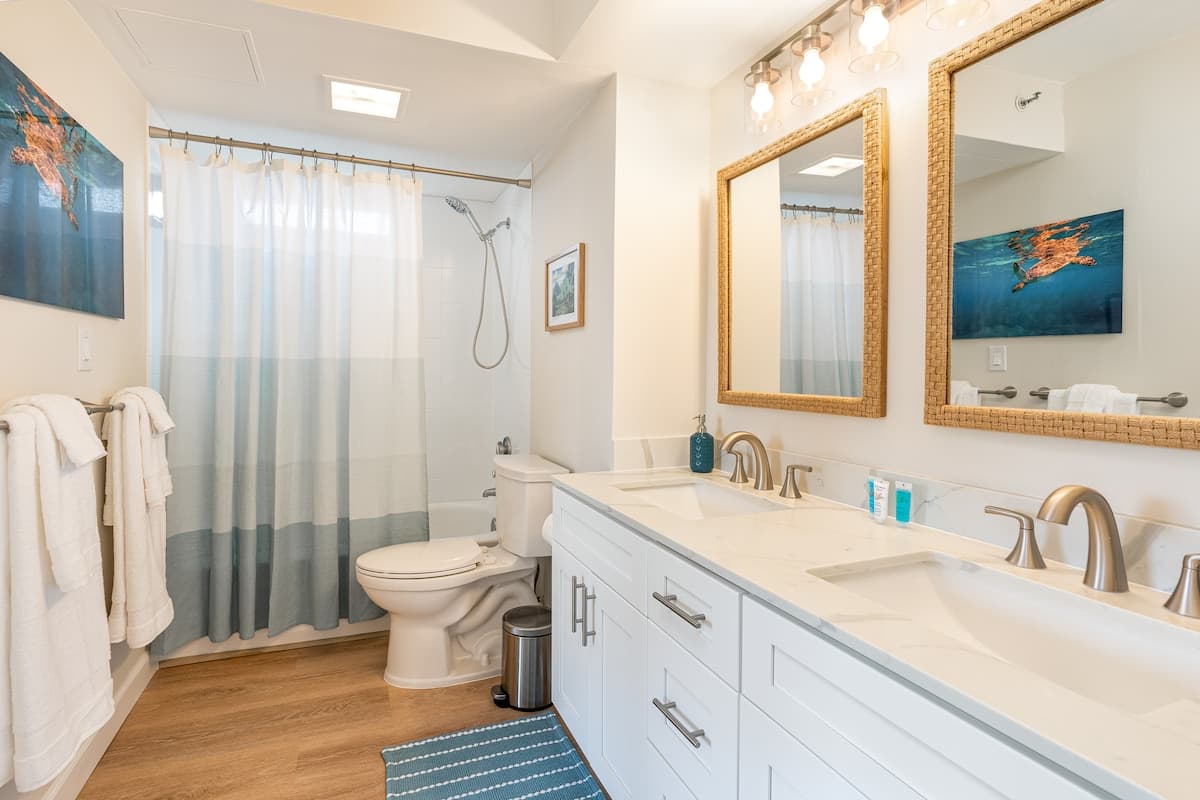 Condo in Honolulu · ★4.98 · 1 bedroom · 2 beds · 1 private bath - Photo 4