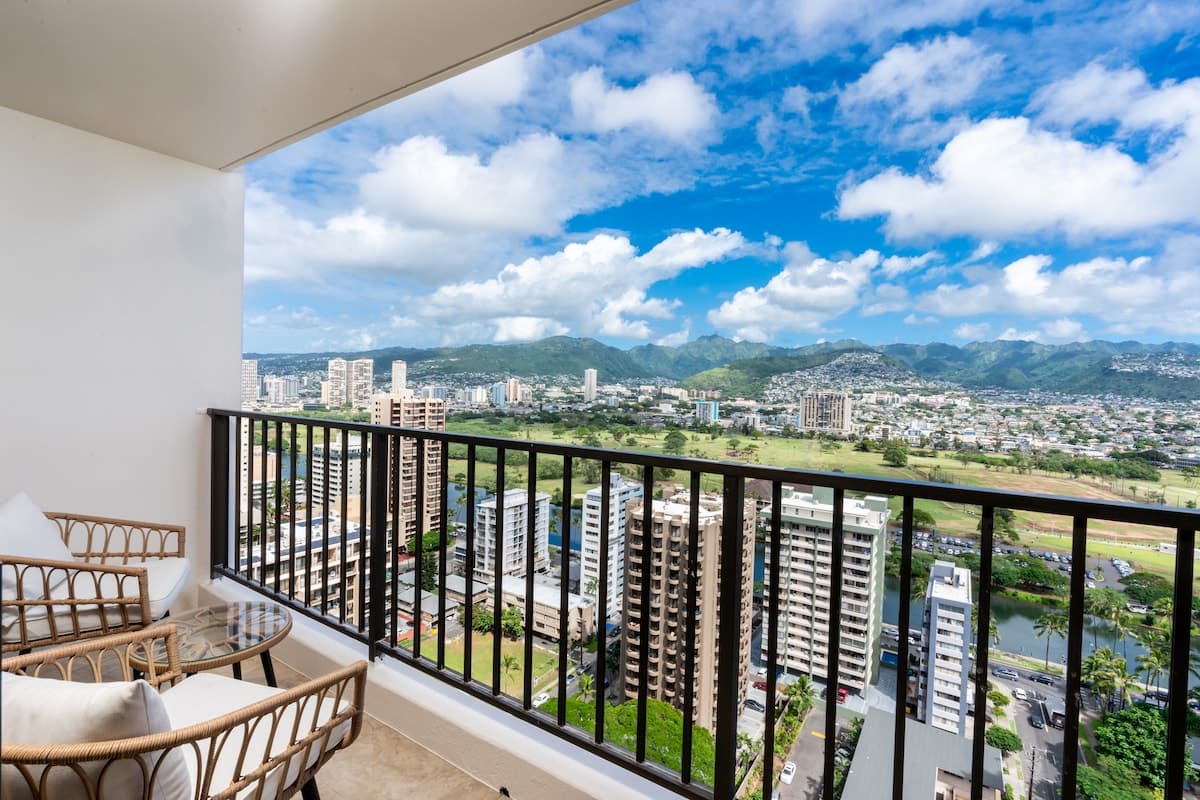 Condo in Honolulu · ★4.98 · 1 bedroom · 2 beds · 1 private bath - Photo 5