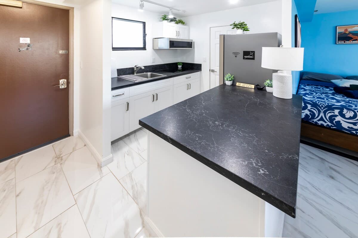 Condo in Honolulu · ★4.63 · Studio · 2 beds · 1 private bath - Photo 3