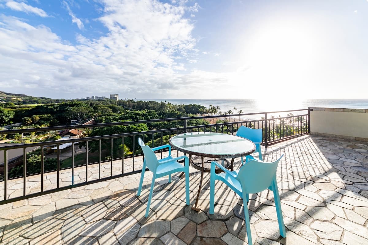 Condo in Honolulu · ★4.62 · Studio · 2 beds · 1 private bath - Photo 1