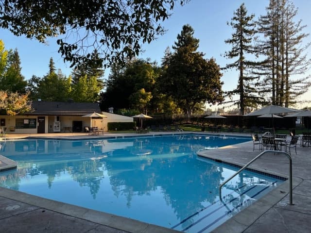 Golf Course Condo with Pool & Fireplace - Photo 4