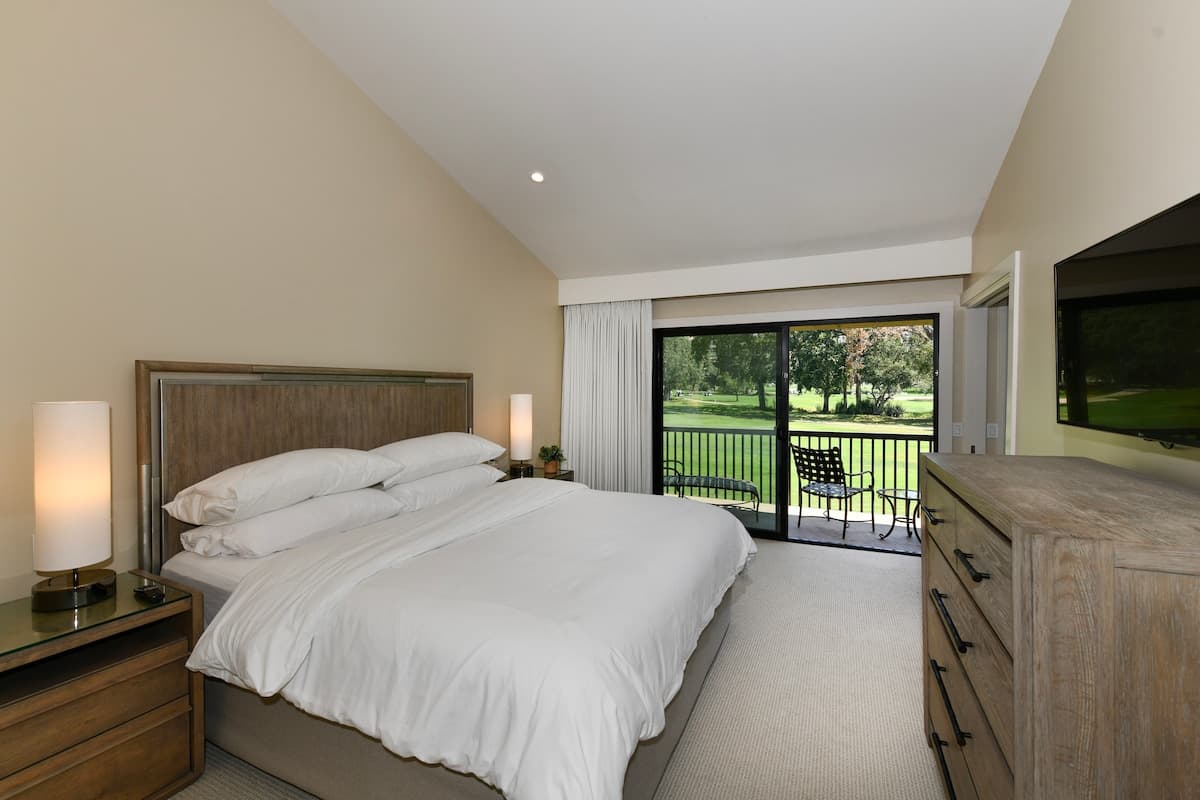 Golf Course Condo with Pool & Fireplace - Photo 5