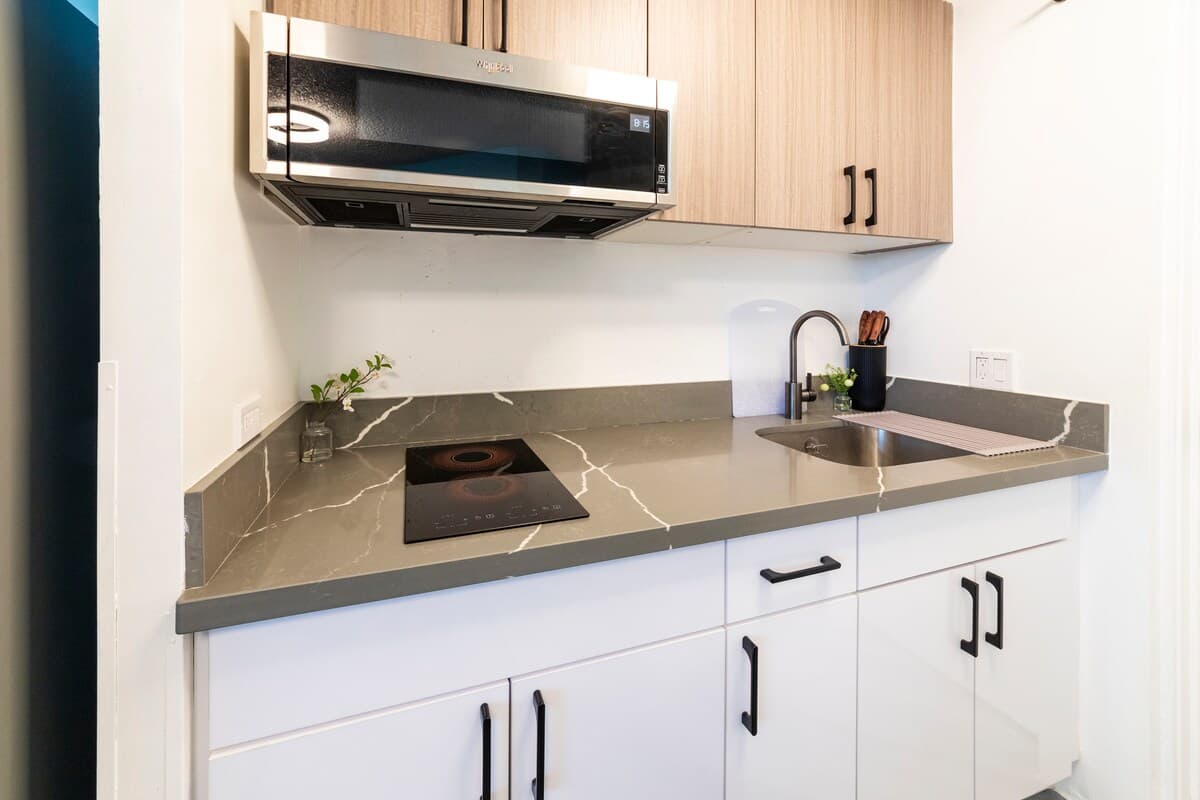 Condo in Honolulu · ★4.56 · 1 bedroom · 1 bed · 1 private bath - Photo 3