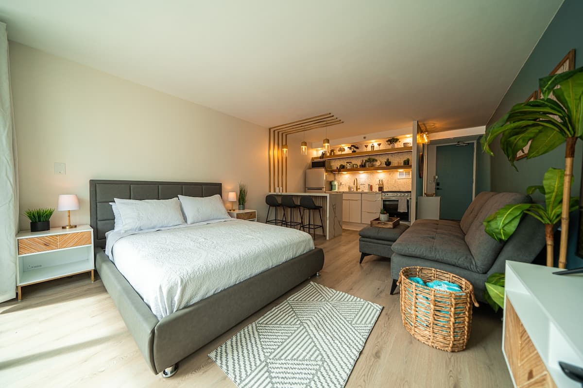 Condo in Honolulu · ★4.92 · Studio · 2 beds · 1 private bath - Photo 2