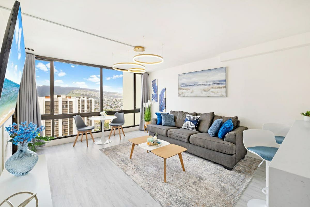 Modern with Stunning Views and Free Parking - Photo 4