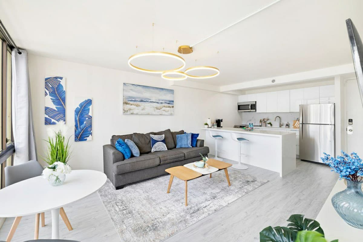 Modern with Stunning Views and Free Parking - Photo 3