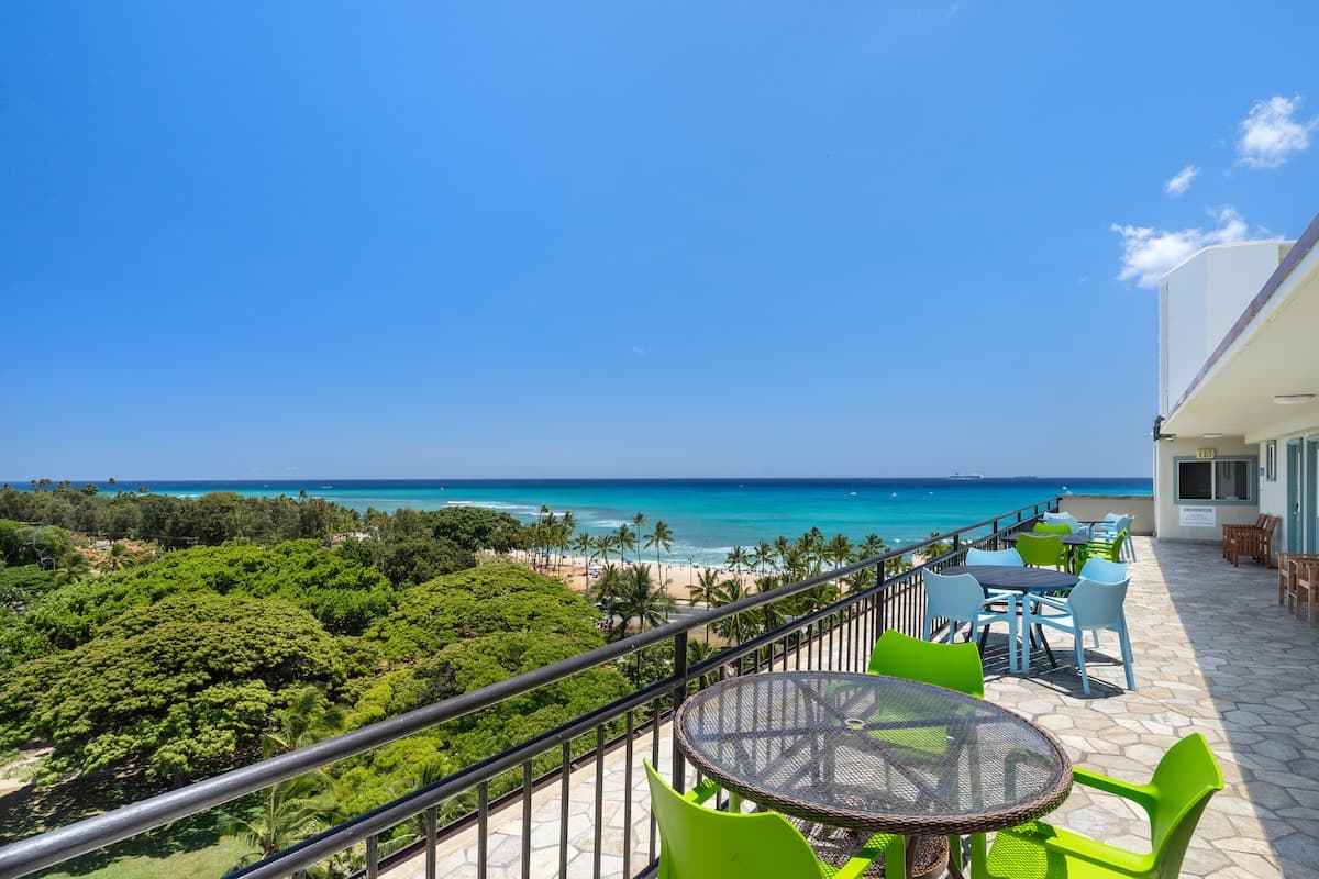 Condo in Honolulu · ★4.35 · Studio · 1 bed · 1 private bath - Photo 1