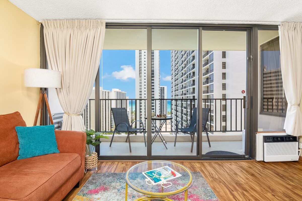 Condo in Honolulu · ★4.91 · 1 bedroom · 3 beds · 1 private bath - Photo 2