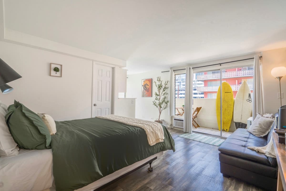 Condo in Honolulu · ★4.94 · Studio · 2 beds · 1 shared bath - Photo 1
