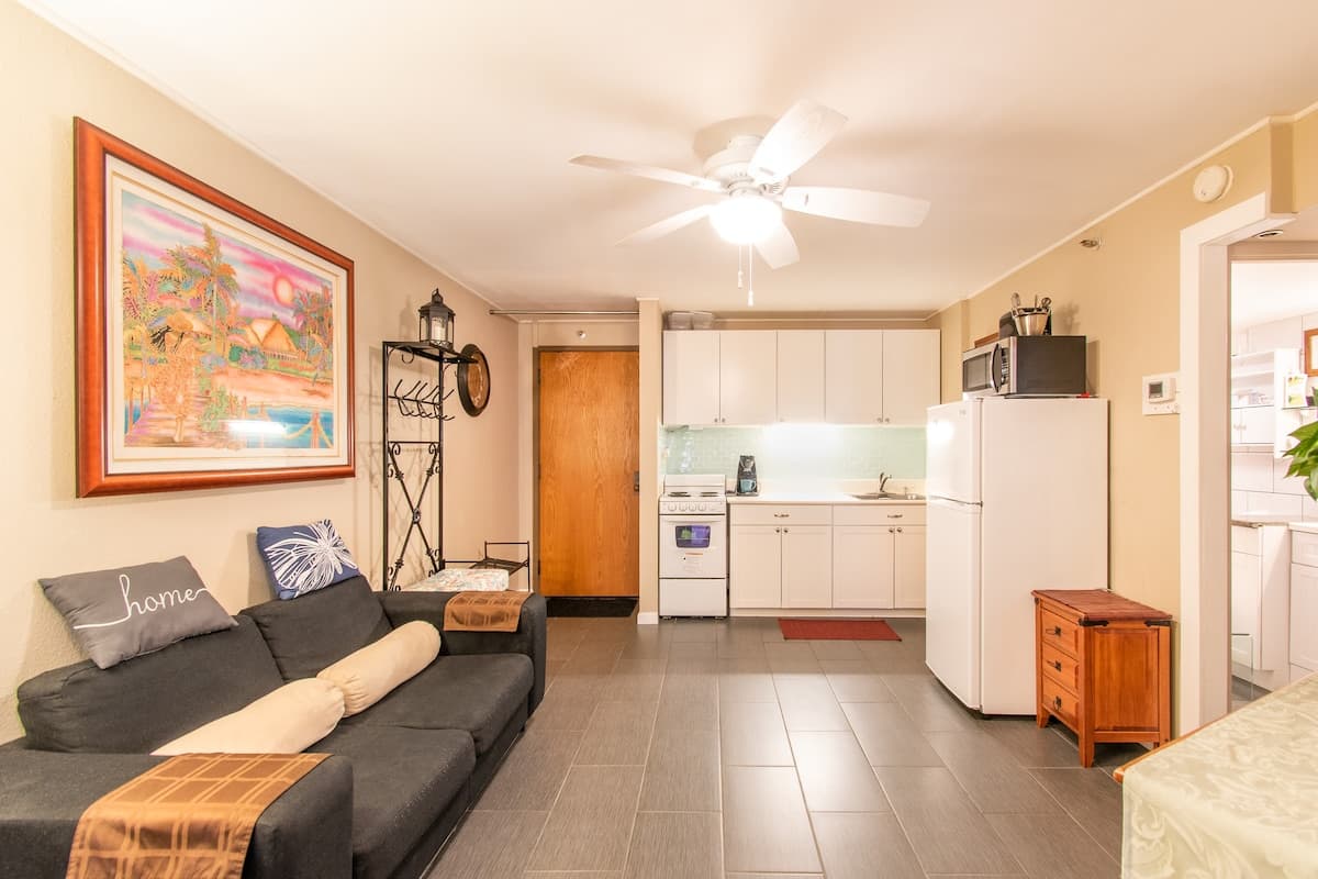 Condo in Honolulu · ★4.56 · 1 bedroom · 1 shared bath - Photo 2