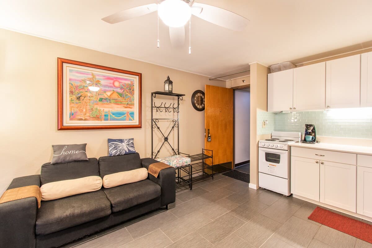 Condo in Honolulu · ★4.56 · 1 bedroom · 1 shared bath - Photo 4