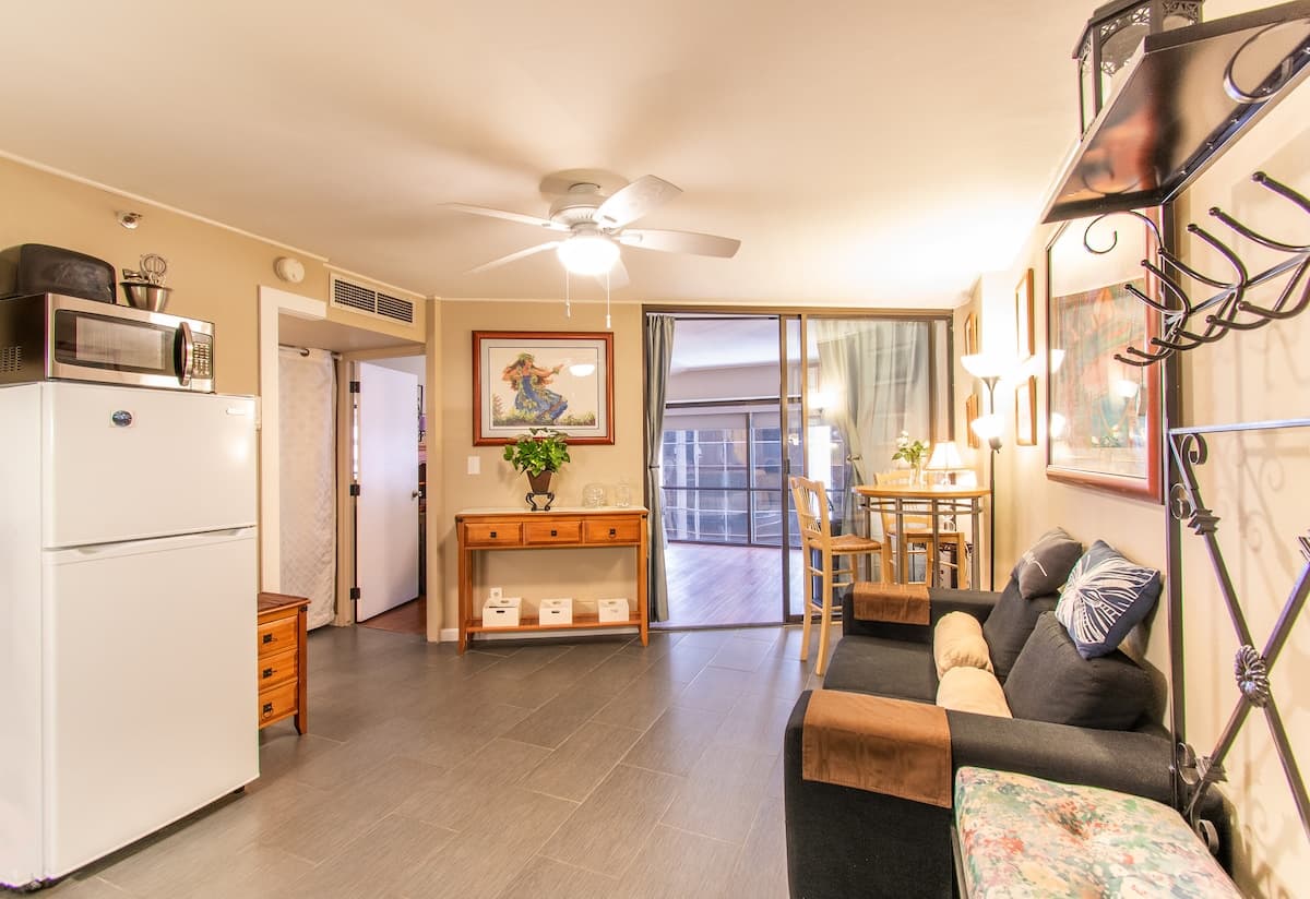 Condo in Honolulu · ★4.56 · 1 bedroom · 1 shared bath - Photo 5