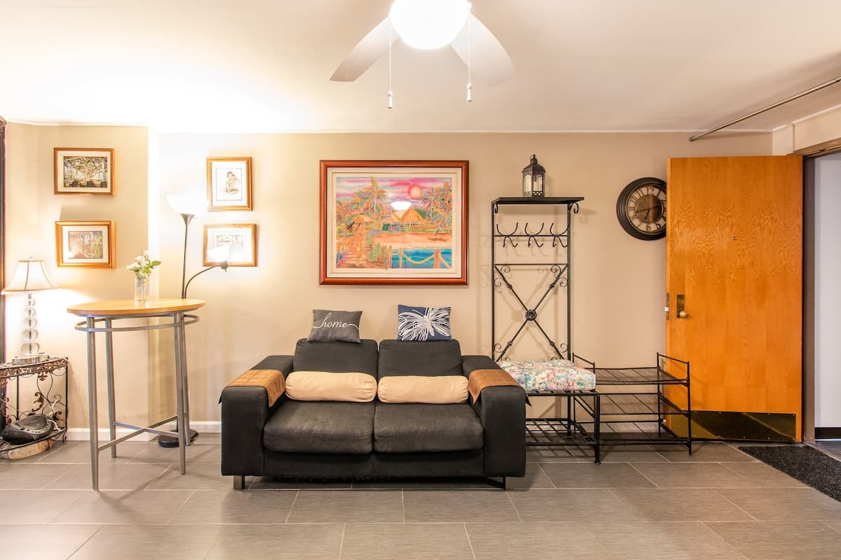 Condo in Honolulu · ★4.56 · 1 bedroom · 1 shared bath - Photo 3