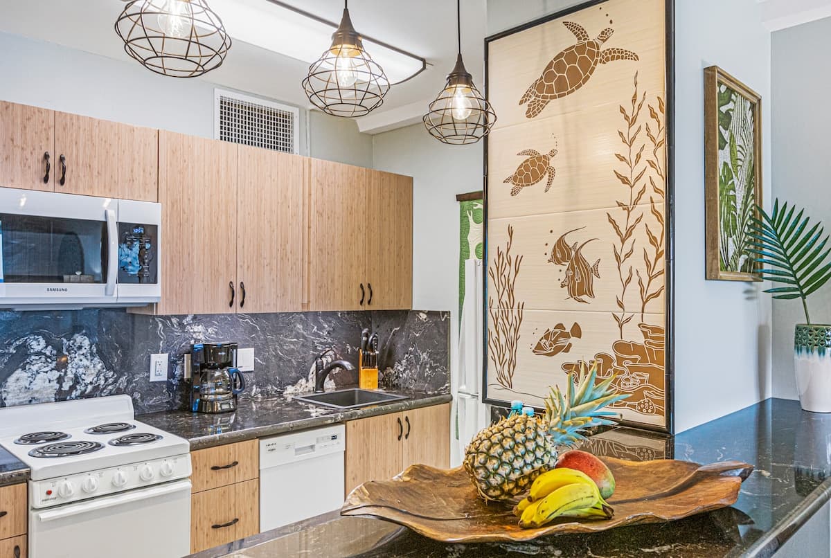Condo in Lahaina · ★4.99 · Studio · 2 beds · 1 private bath - Photo 5