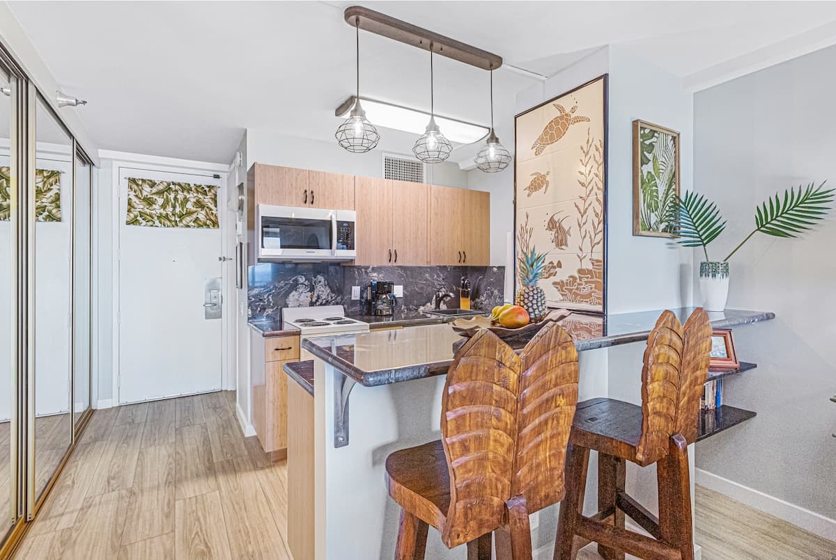 Condo in Lahaina · ★4.99 · Studio · 2 beds · 1 private bath - Photo 4