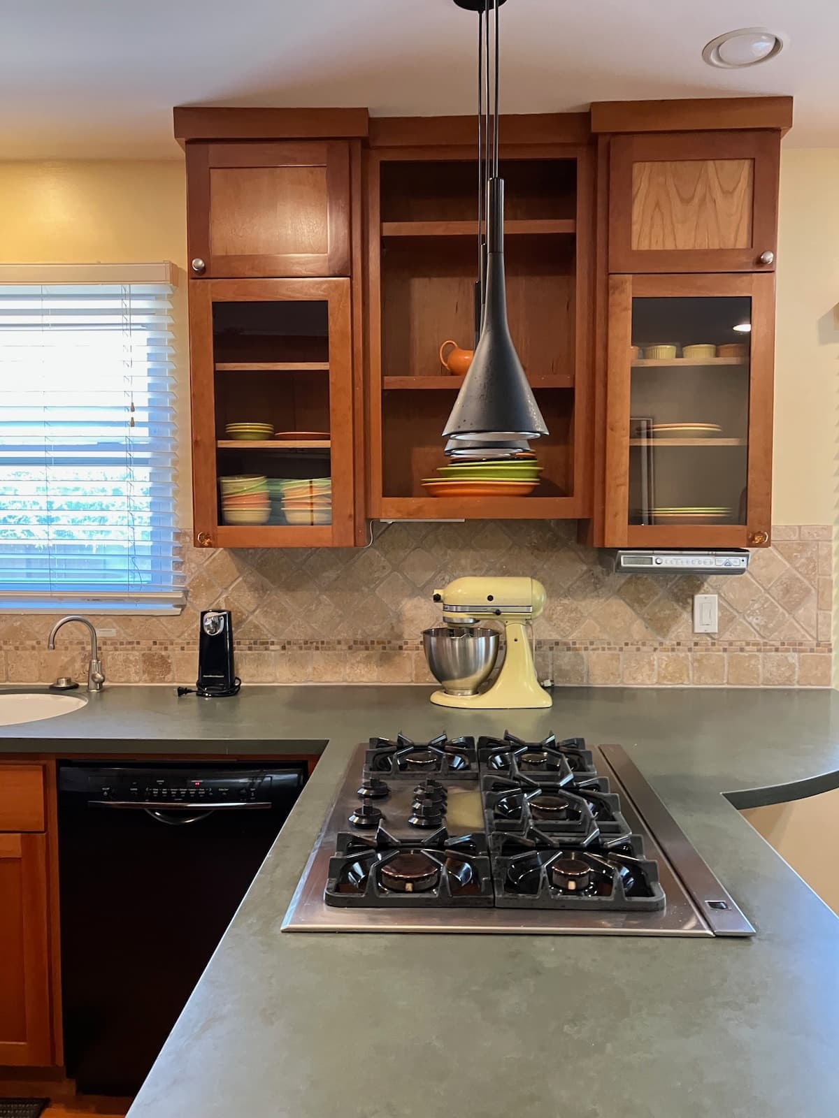 Mediterranean Home, 2 Blocks to Lincoln Ave - Photo 2
