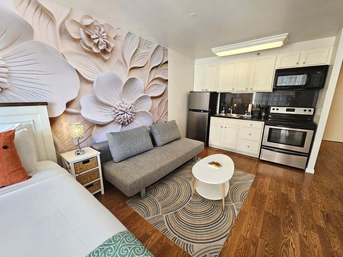 Condo in Honolulu · ★4.7 · 1 bedroom · 2 beds · 1 private bath - Photo 1