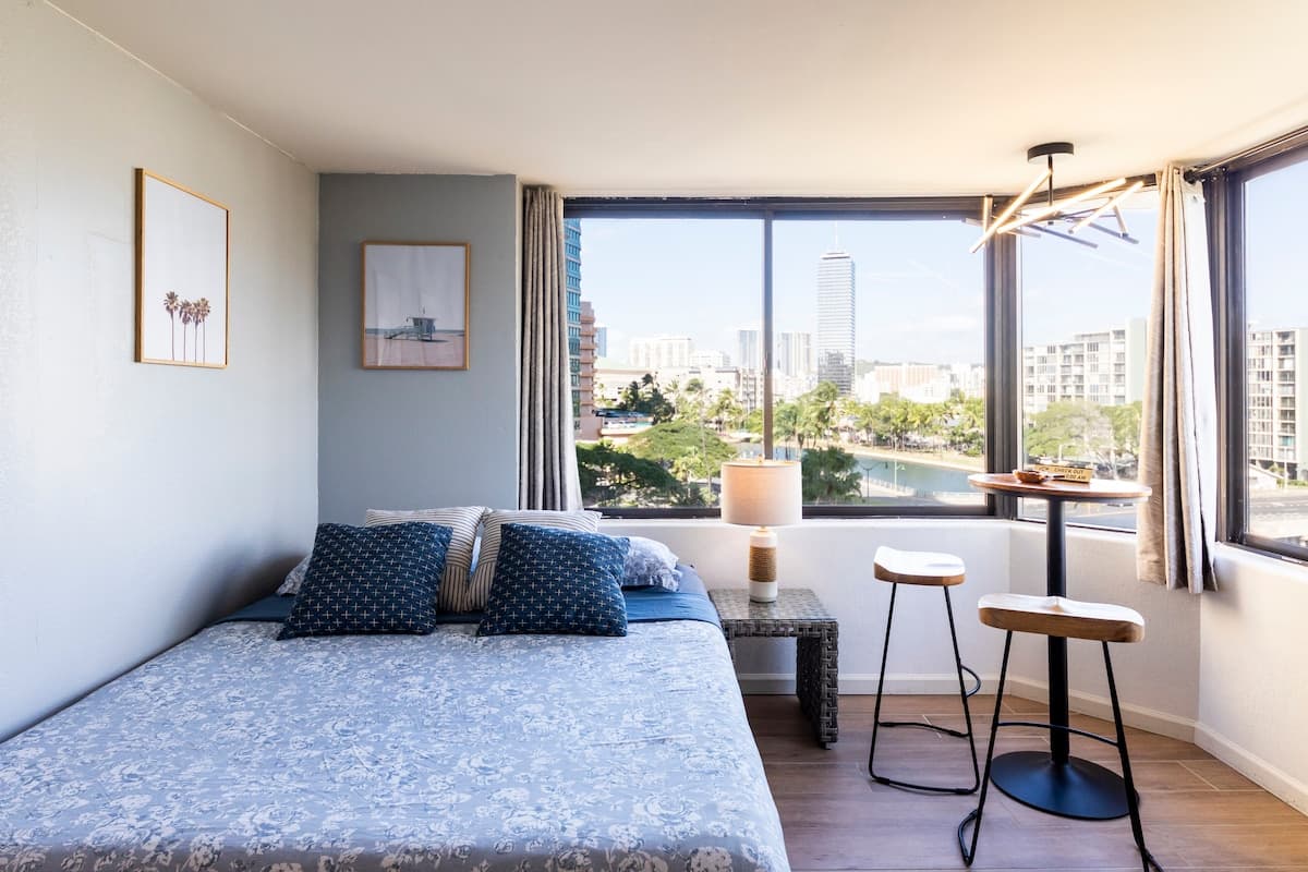 Condo in Honolulu · ★4.63 · Studio · 1 bed · 1 private bath - Photo 2