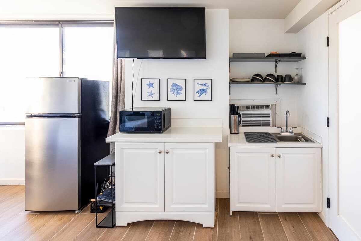 Condo in Honolulu · ★4.63 · Studio · 1 bed · 1 private bath - Photo 5
