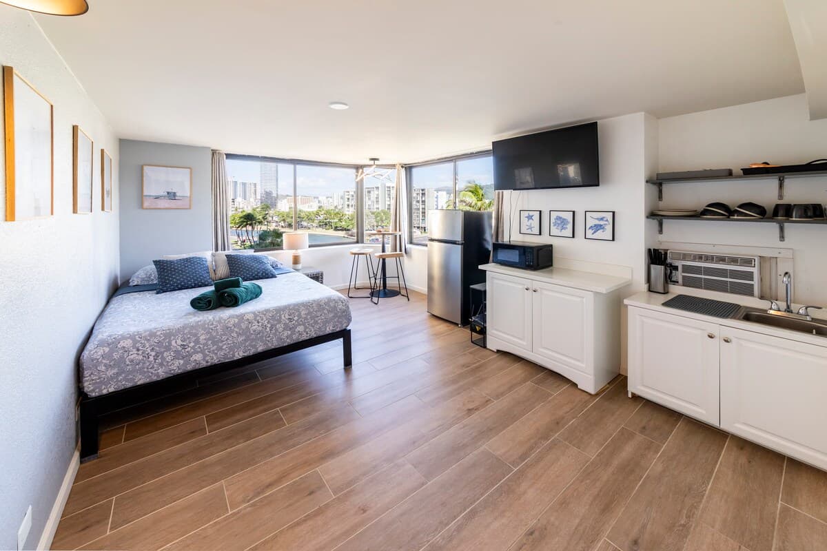 Condo in Honolulu · ★4.89 · Studio · 1 bed · 1 private bath - Photo 1