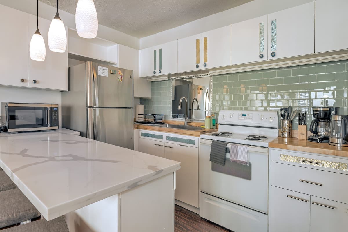 Condo in Honolulu · ★4.86 · 2 bedrooms · 3 beds · 2 private baths - Photo 5