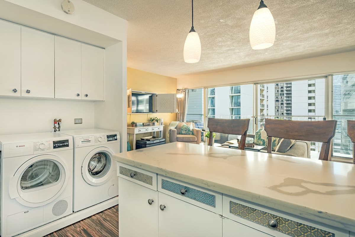 Condo in Honolulu · ★4.86 · 2 bedrooms · 3 beds · 2 private baths - Photo 4