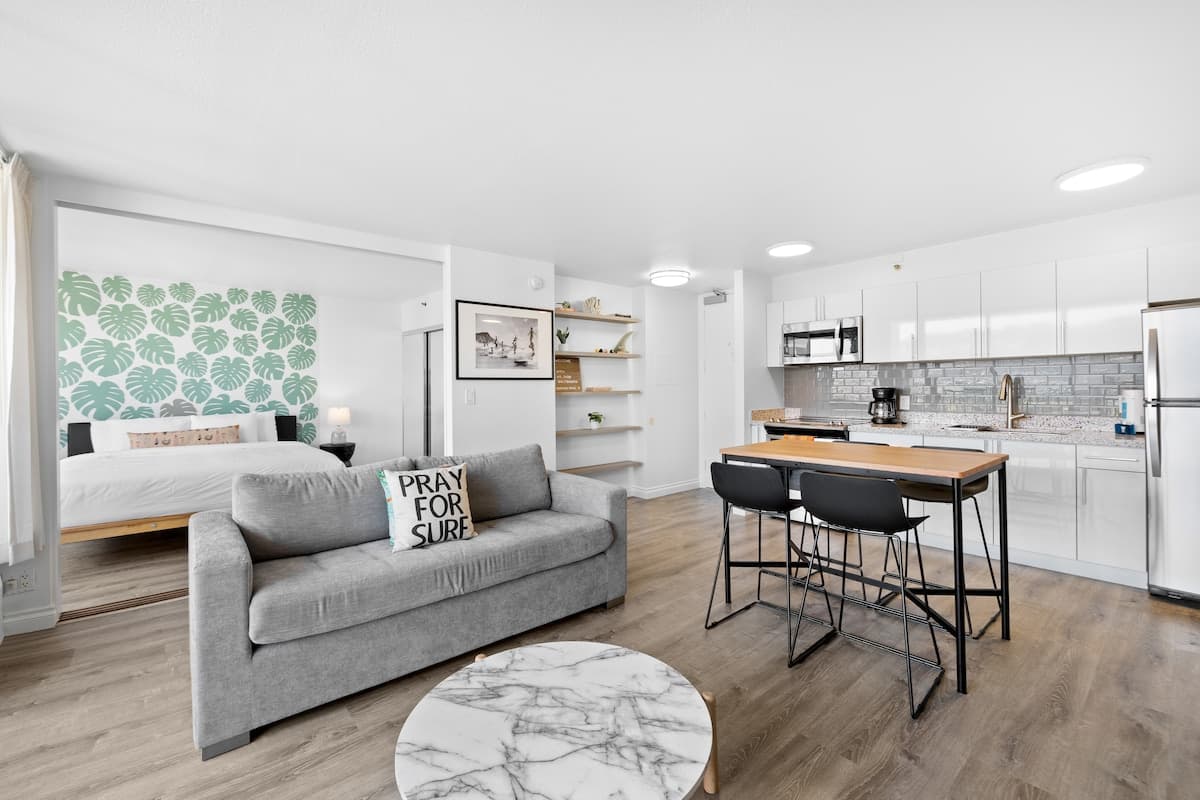Condo in Honolulu · ★4.97 · 1 bedroom · 2 beds · 1 private bath - Photo 5