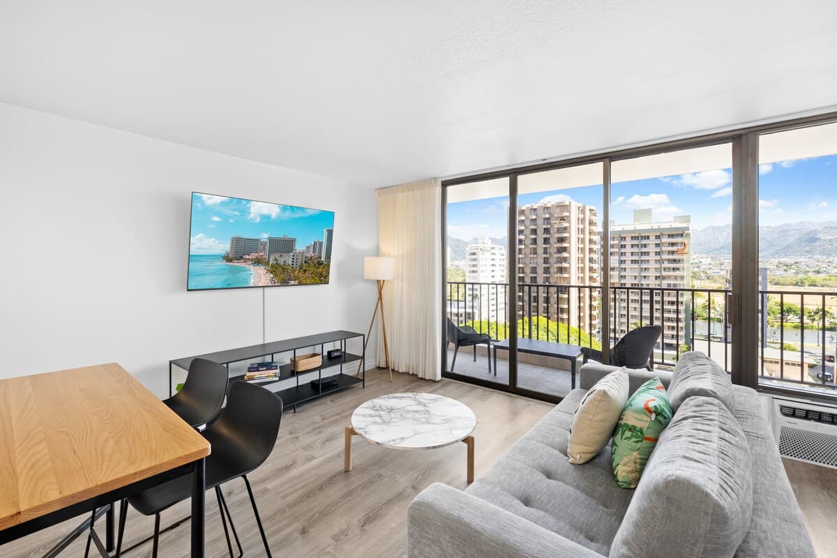 Condo in Honolulu · ★4.97 · 1 bedroom · 2 beds · 1 private bath - Photo 4