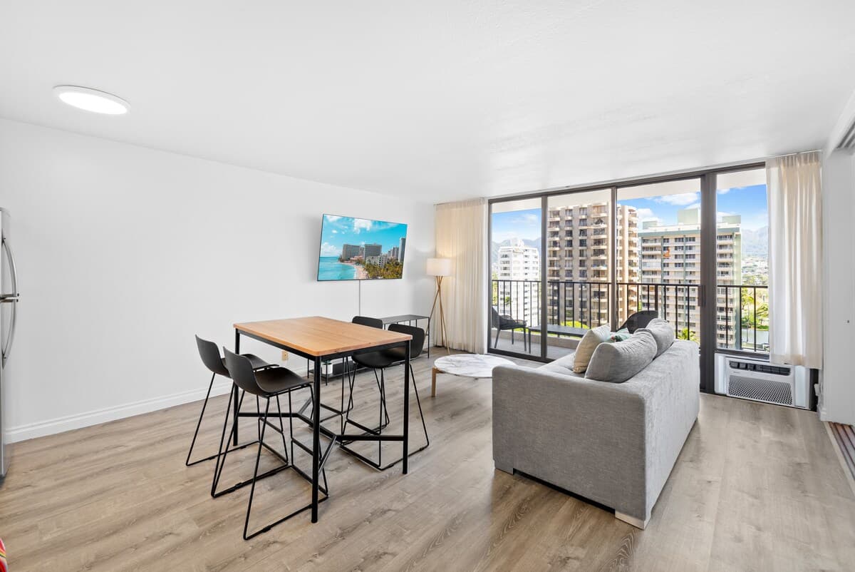 Condo in Honolulu · ★4.97 · 1 bedroom · 2 beds · 1 private bath - Photo 3