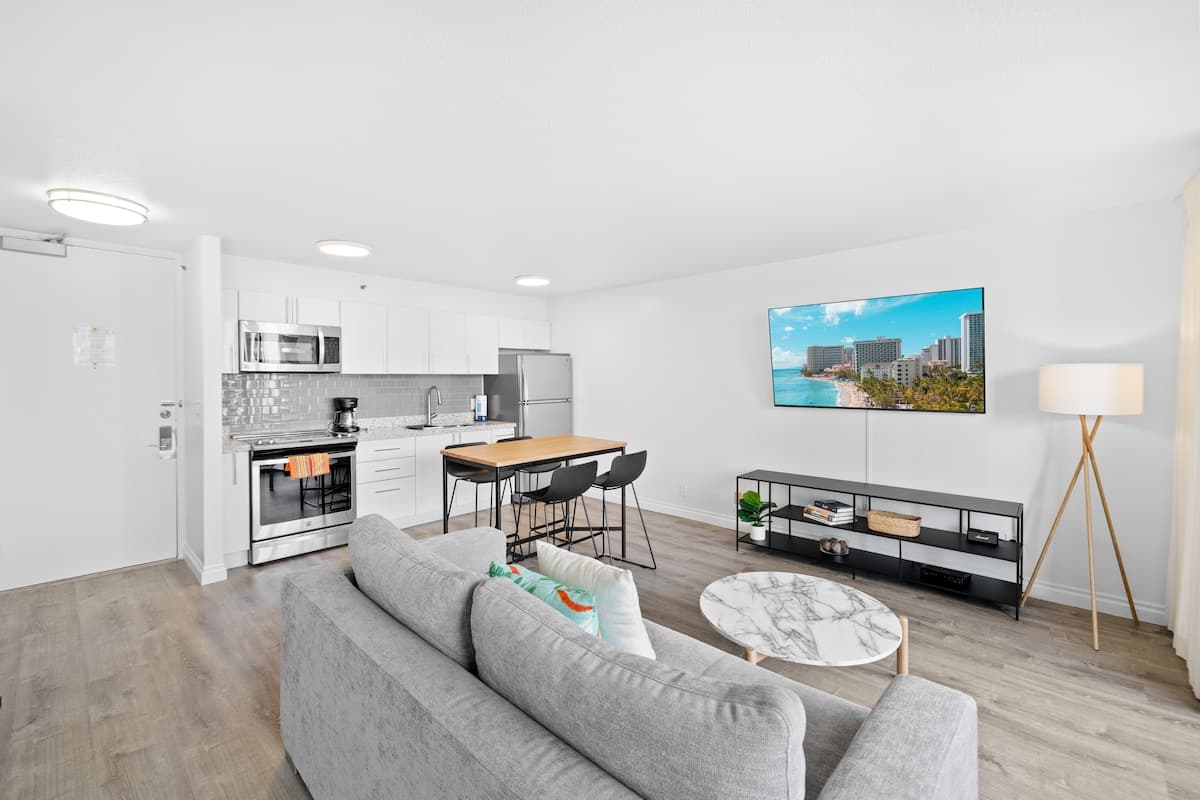 Condo in Honolulu · ★4.97 · 1 bedroom · 2 beds · 1 private bath - Photo 2