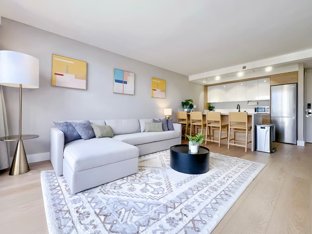 20F-Upscale Mountain View-1BR-Near Beach~ - Photo 1