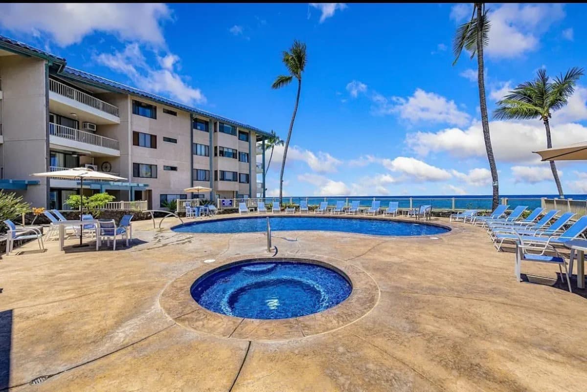 Condo in Kailua-Kona · ★4.95 · 1 bedroom · 2 beds · 1 private bath - Photo 3