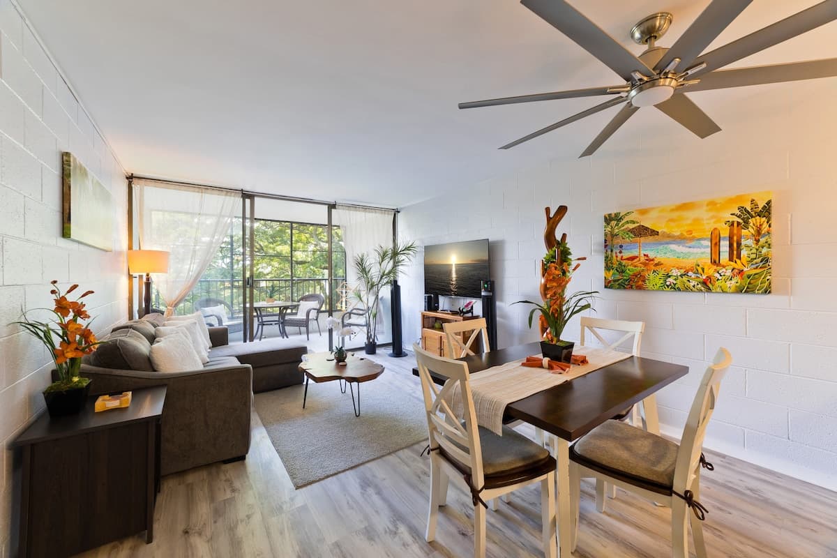 Condo in Hilo · ★4.72 · 2 bedrooms · 3 beds · 1 bath - Photo 4