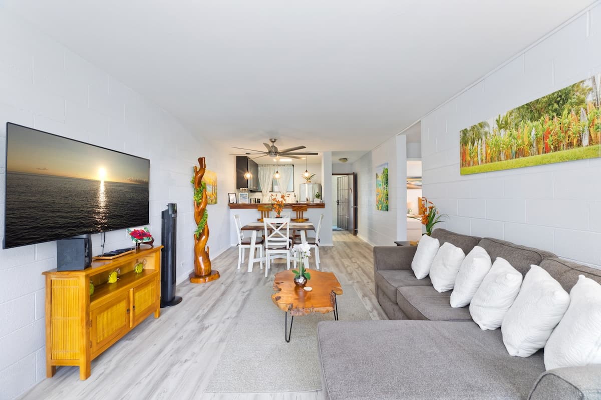 Condo in Hilo · ★4.72 · 2 bedrooms · 3 beds · 1 bath - Photo 5