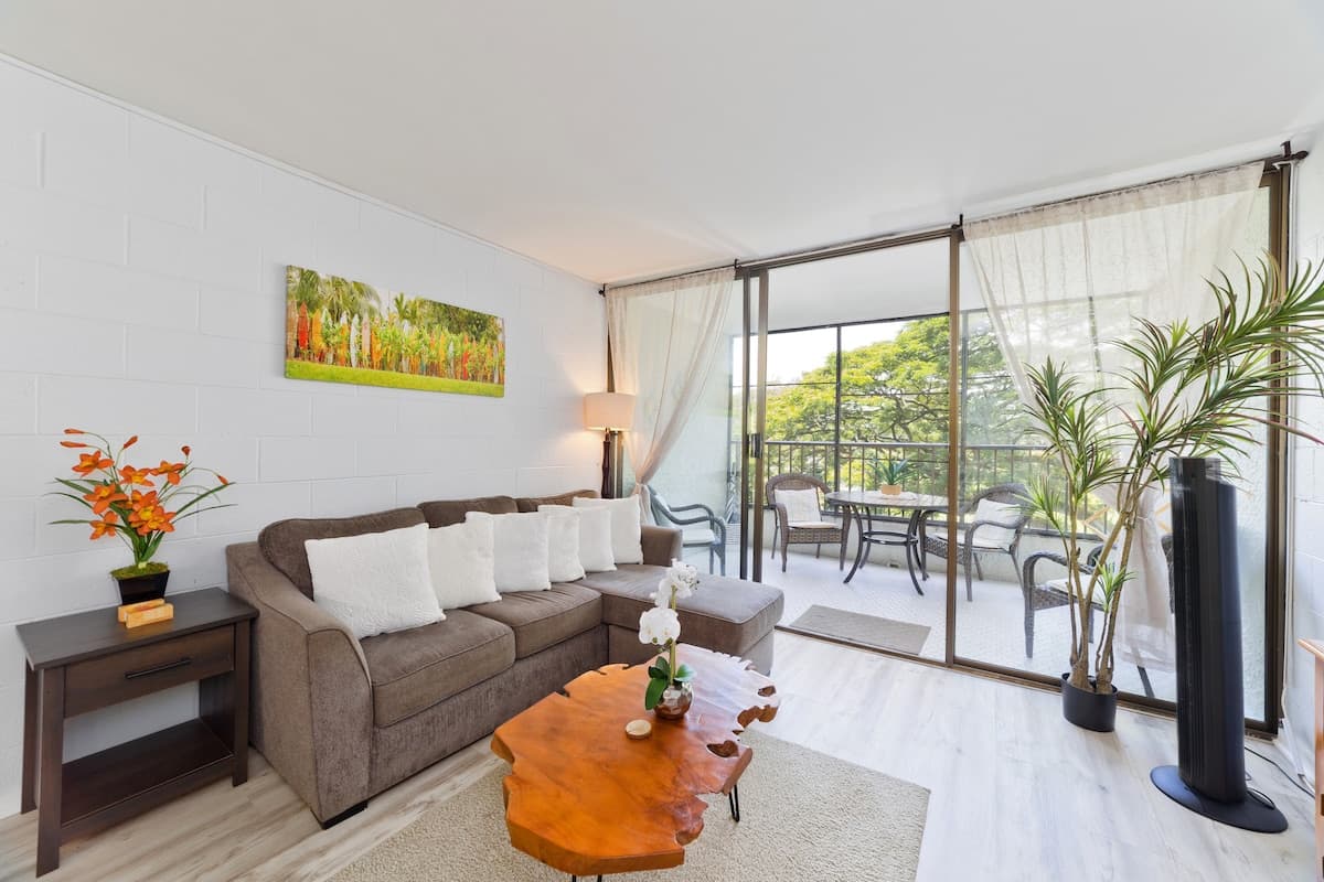 Condo in Hilo · ★4.72 · 2 bedrooms · 3 beds · 1 bath - Photo 3