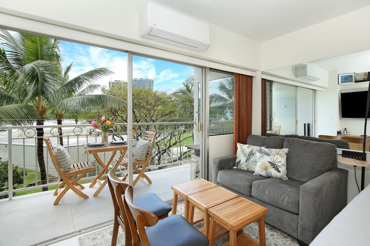 Condo in Honolulu · ★4.89 · Studio · 2 beds · 1 shared bath - Photo 5